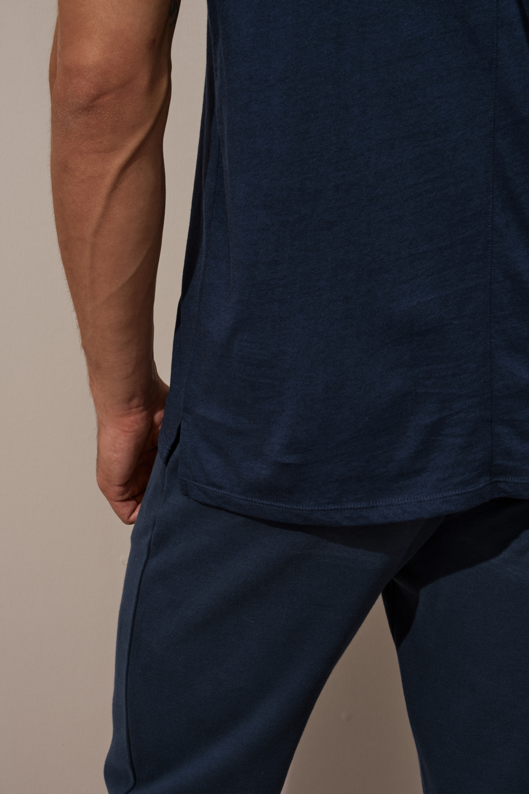 Sırt Dikiş Detaylı ve Yan Yırtmaçlı V Yakalı Cotton/Modal T-shirt