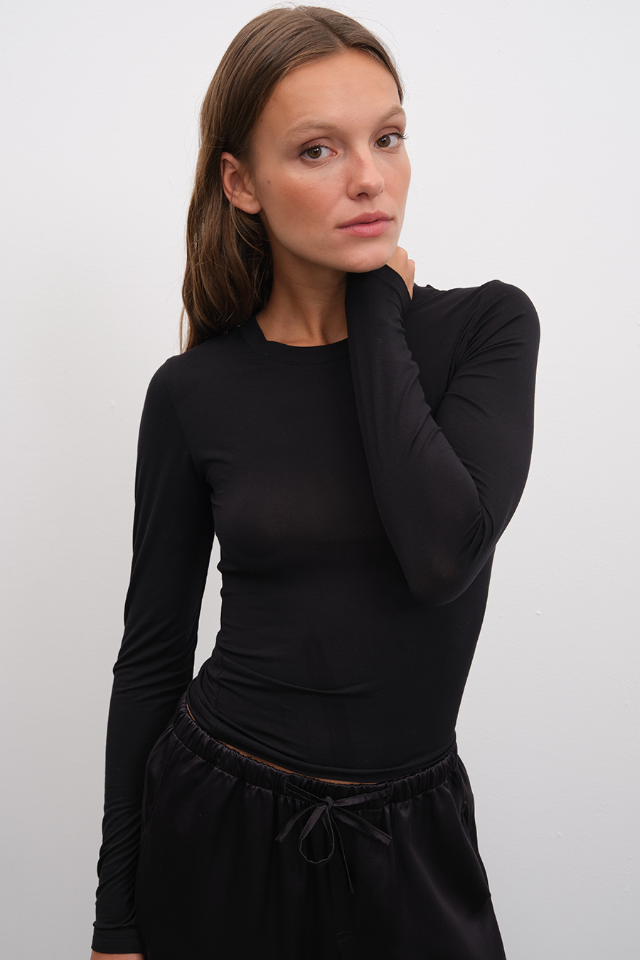 Featherweight Form-Fitting Uzun Kollu T-shirt