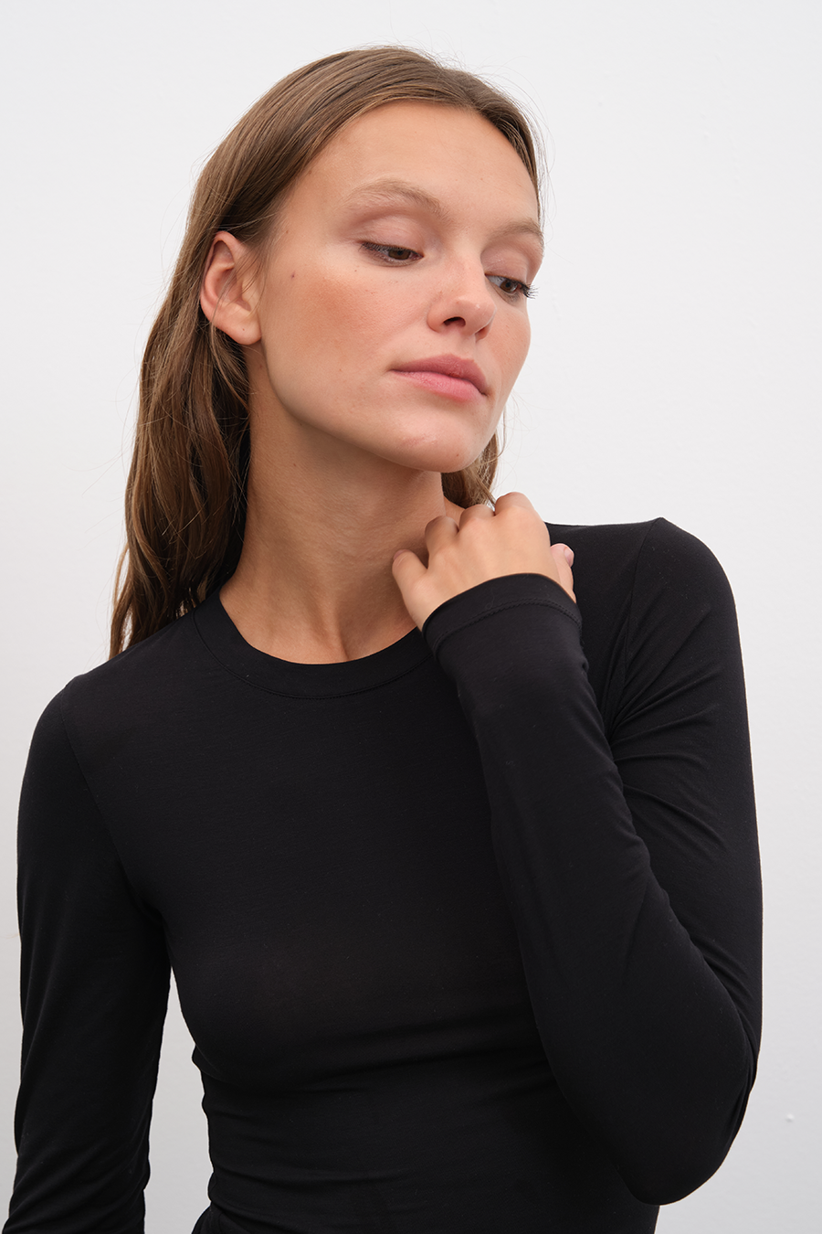 Featherweight Form-Fitting Uzun Kollu T-shirt