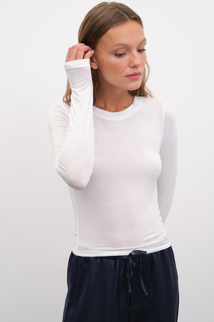 Featherweight Form-Fitting Uzun Kollu T-shirt