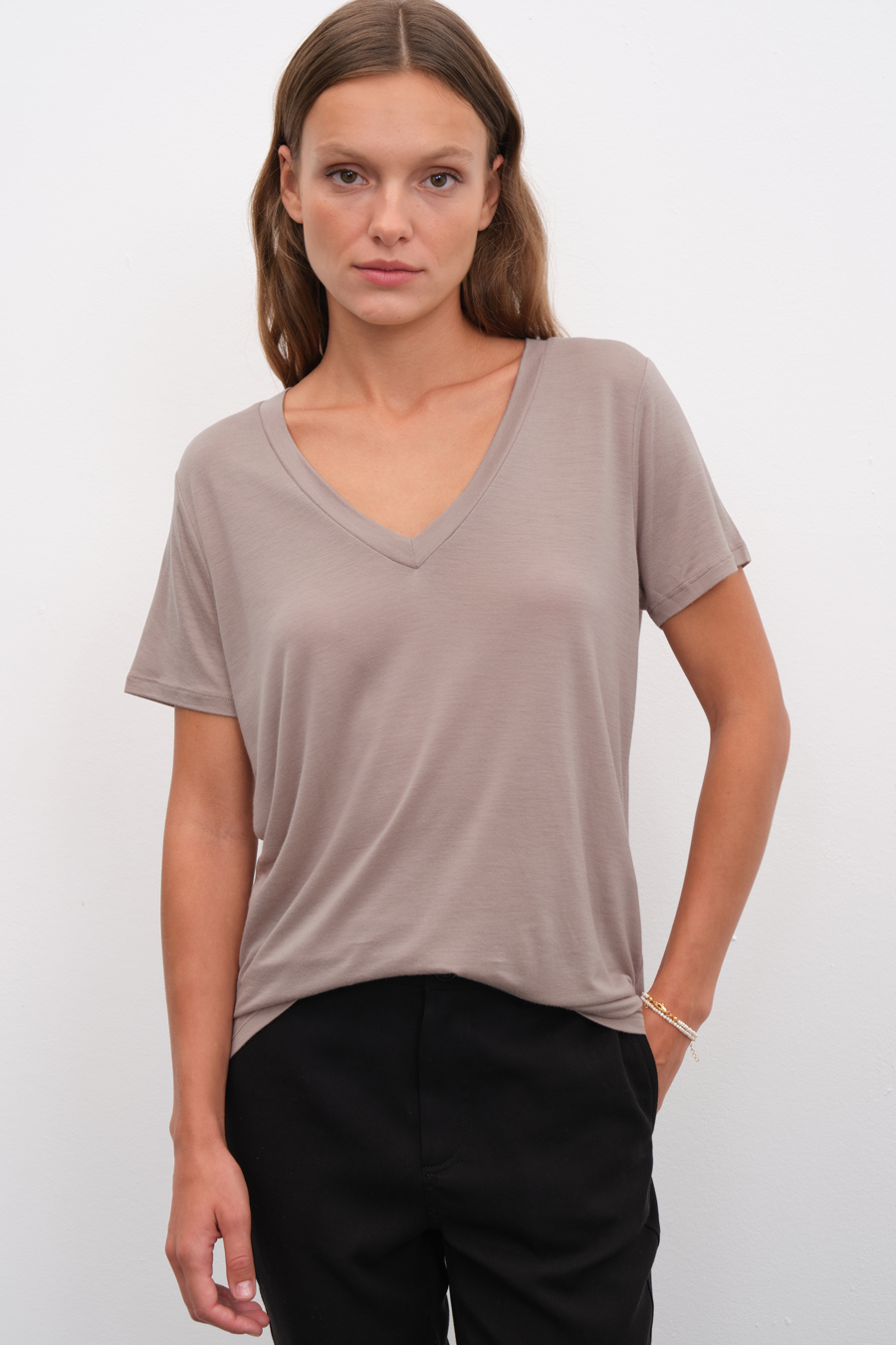 Featherweight Sırt Detaylı V Yakalı Lyocell T-shirt (TENCEL™)