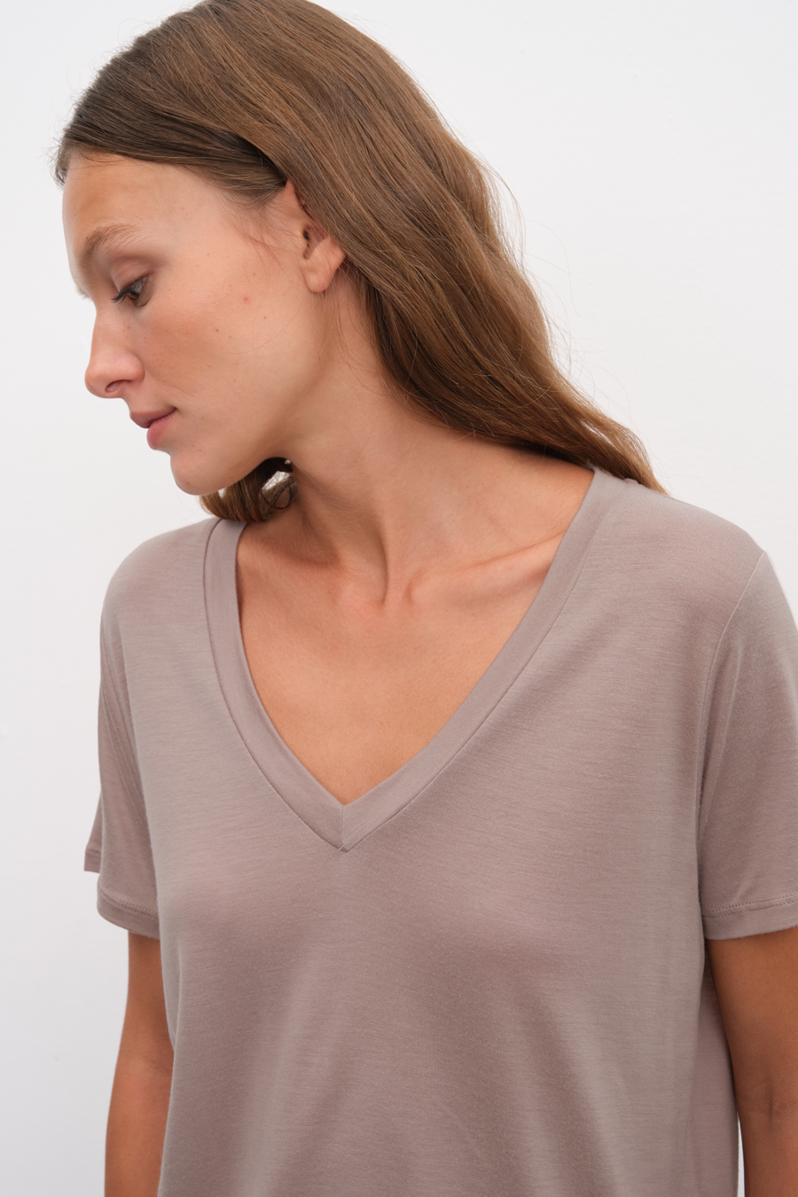 Featherweight Sırt Detaylı V Yakalı Lyocell T-shirt (TENCEL™)