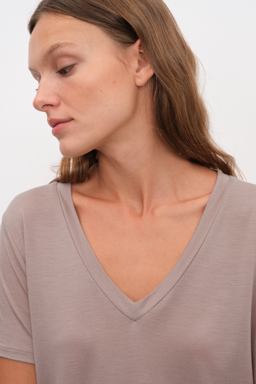 Featherweight Sırt Detaylı V Yakalı Lyocell T-shirt (TENCEL™)