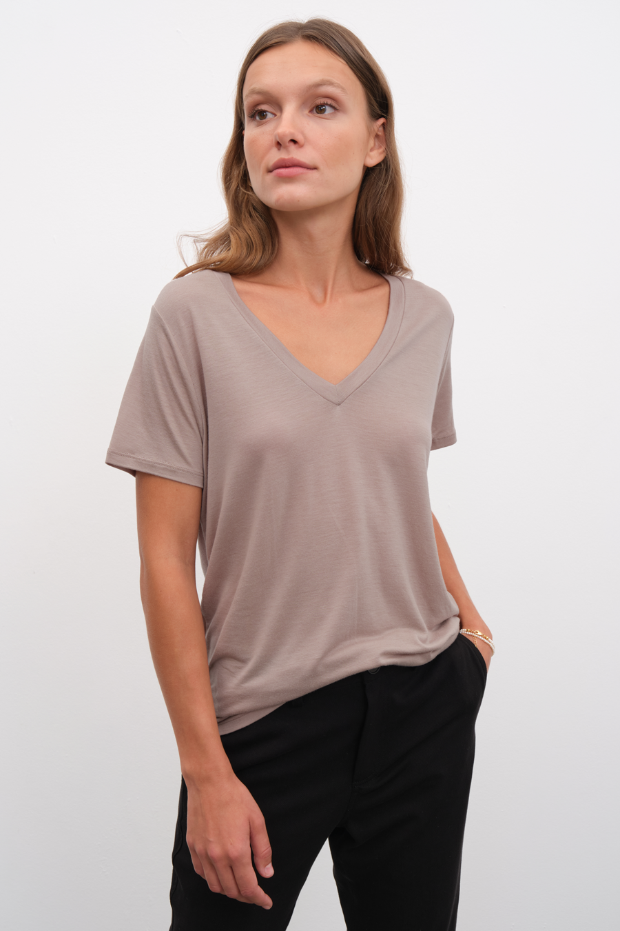 Featherweight Sırt Detaylı V Yakalı Lyocell T-shirt (TENCEL™)