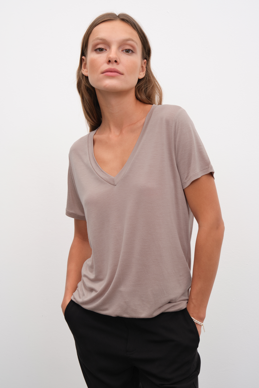 Featherweight Sırt Detaylı V Yakalı Lyocell T-shirt (TENCEL™)