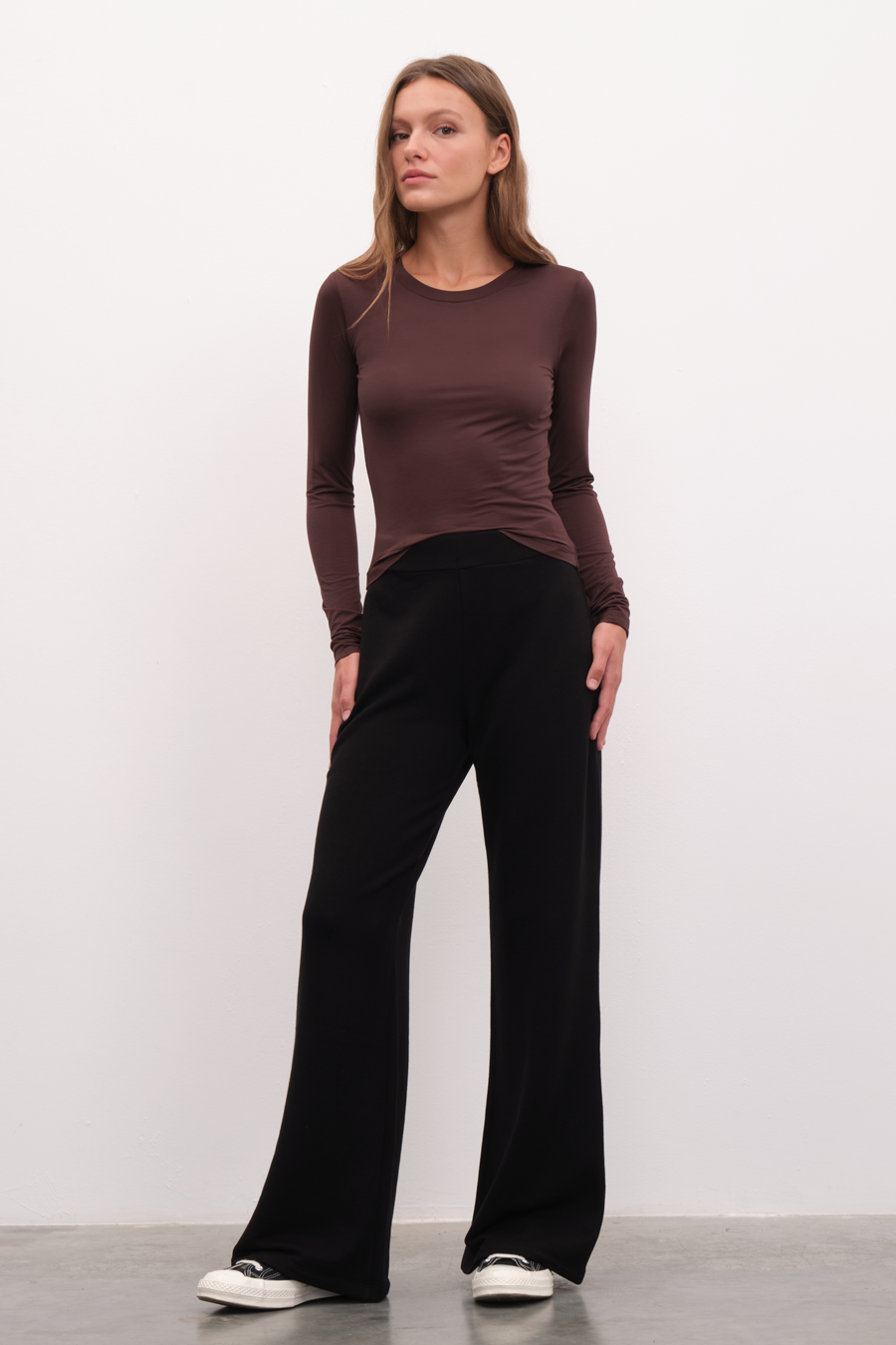 Featherweight Form-Fitting Uzun Kollu T-shirt