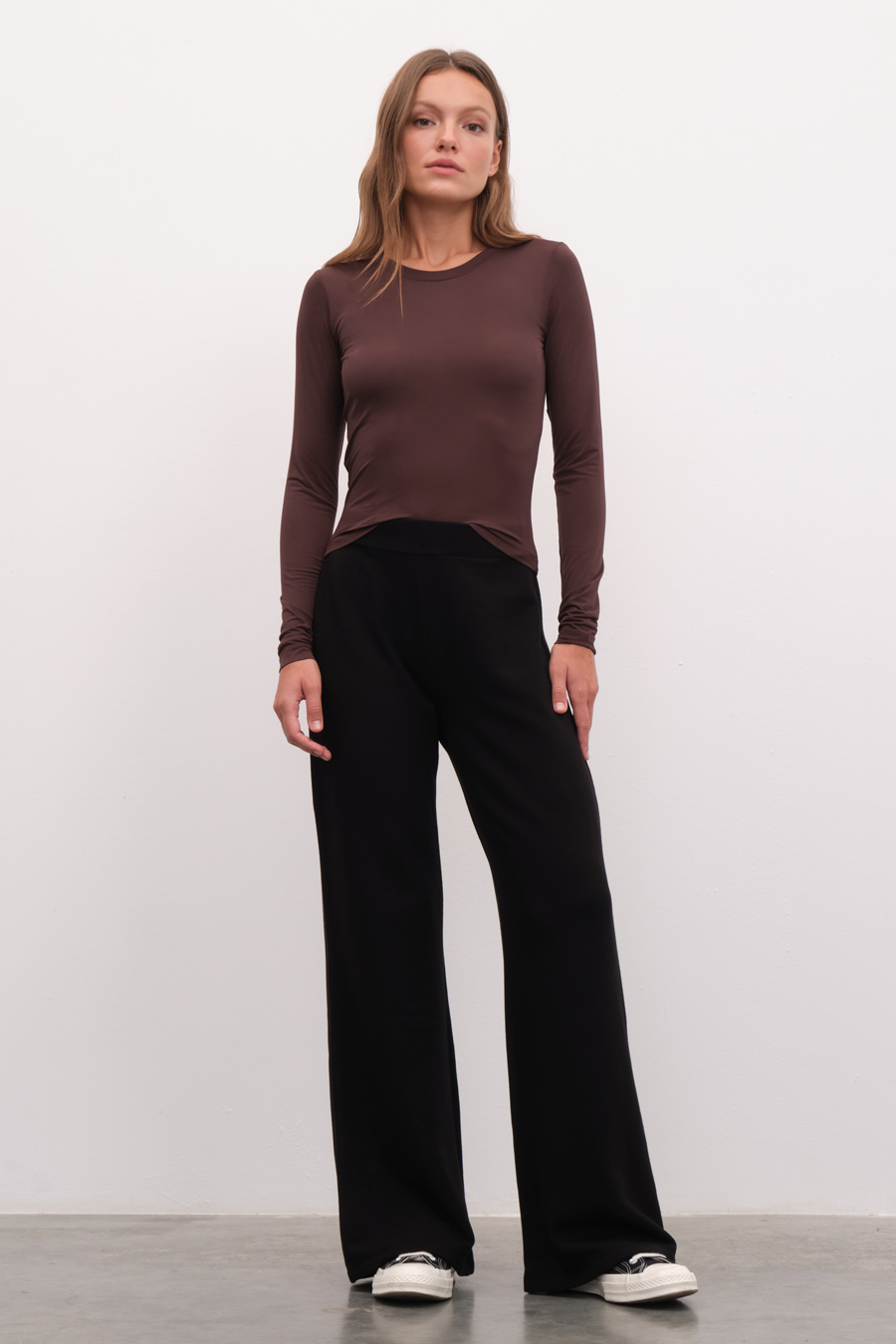Featherweight Form-Fitting Uzun Kollu T-shirt