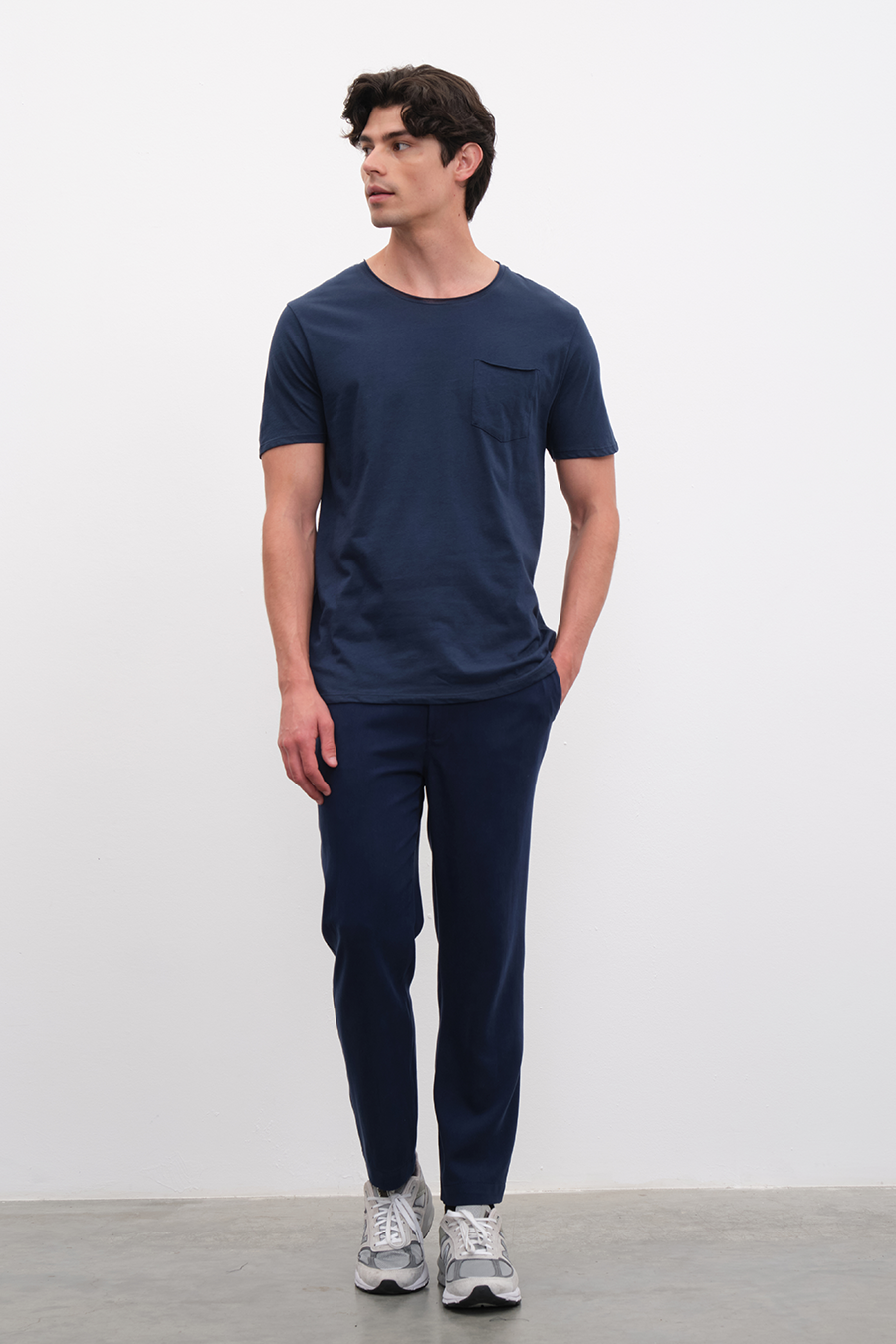 Cepli ve Kesik Yakalı Cotton Tshirt