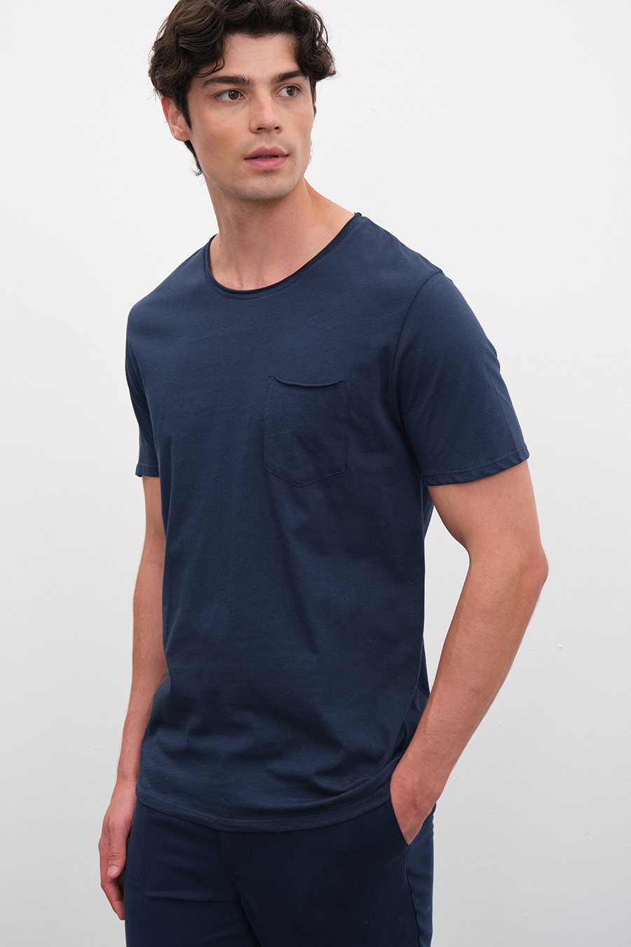 Cepli ve Kesik Yakalı Cotton Tshirt