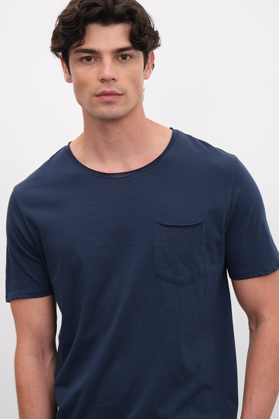 Cepli ve Kesik Yakalı Cotton Tshirt