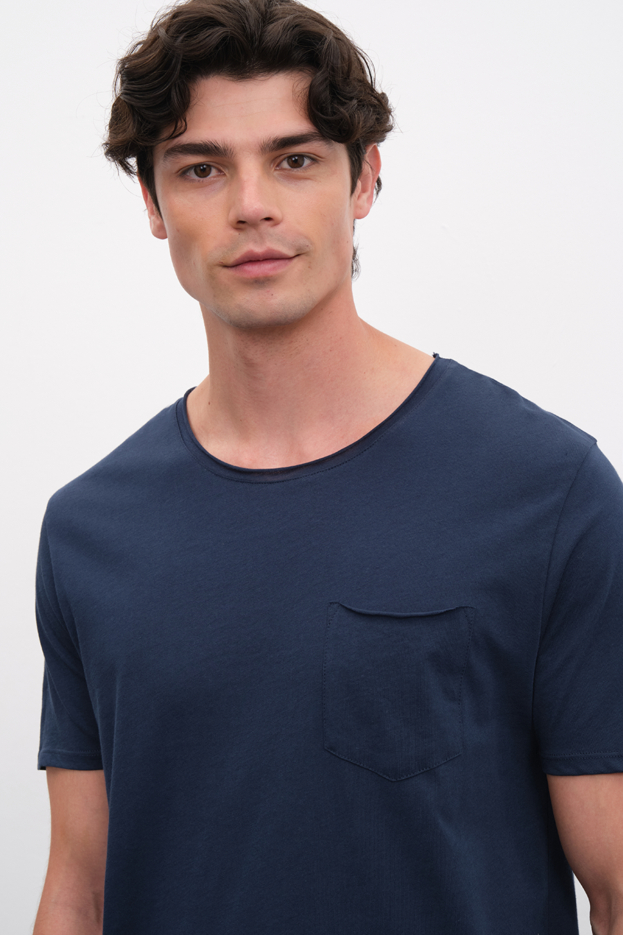 Cepli ve Kesik Yakalı Cotton Tshirt