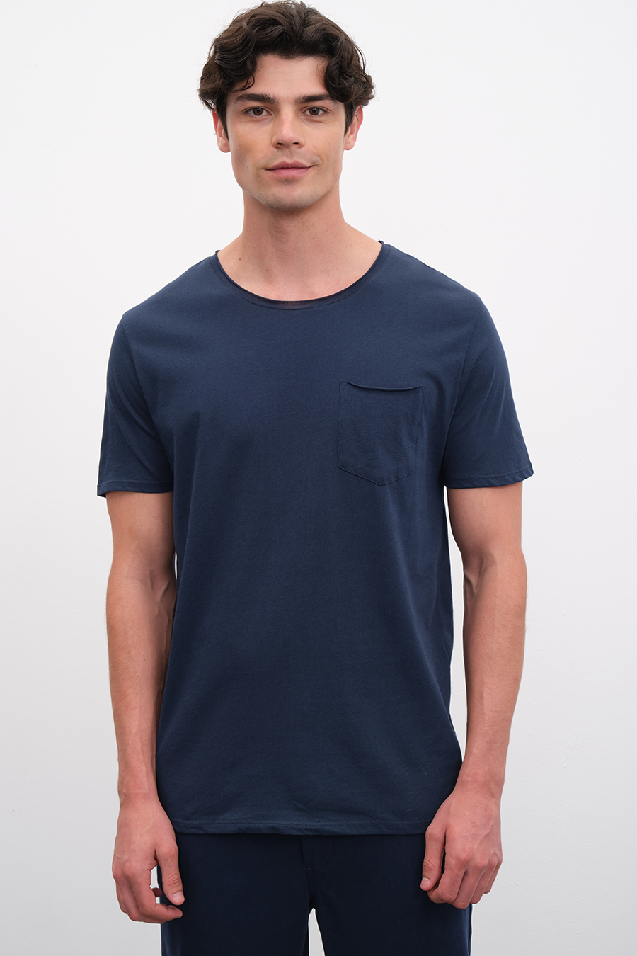 Cepli ve Kesik Yakalı Cotton Tshirt