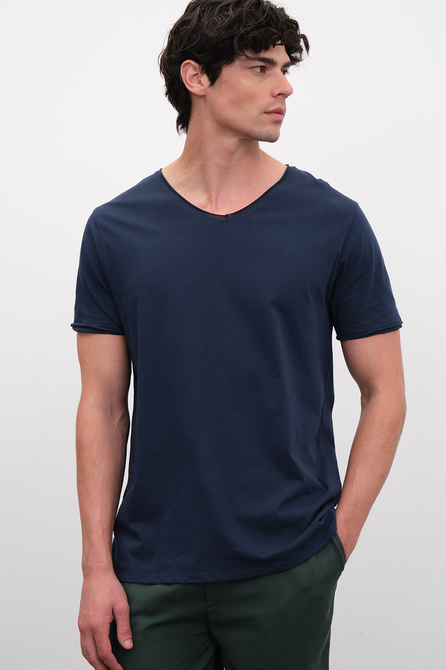 Sırt Detaylı ve Kesik V Yakalı Cotton T-shirt