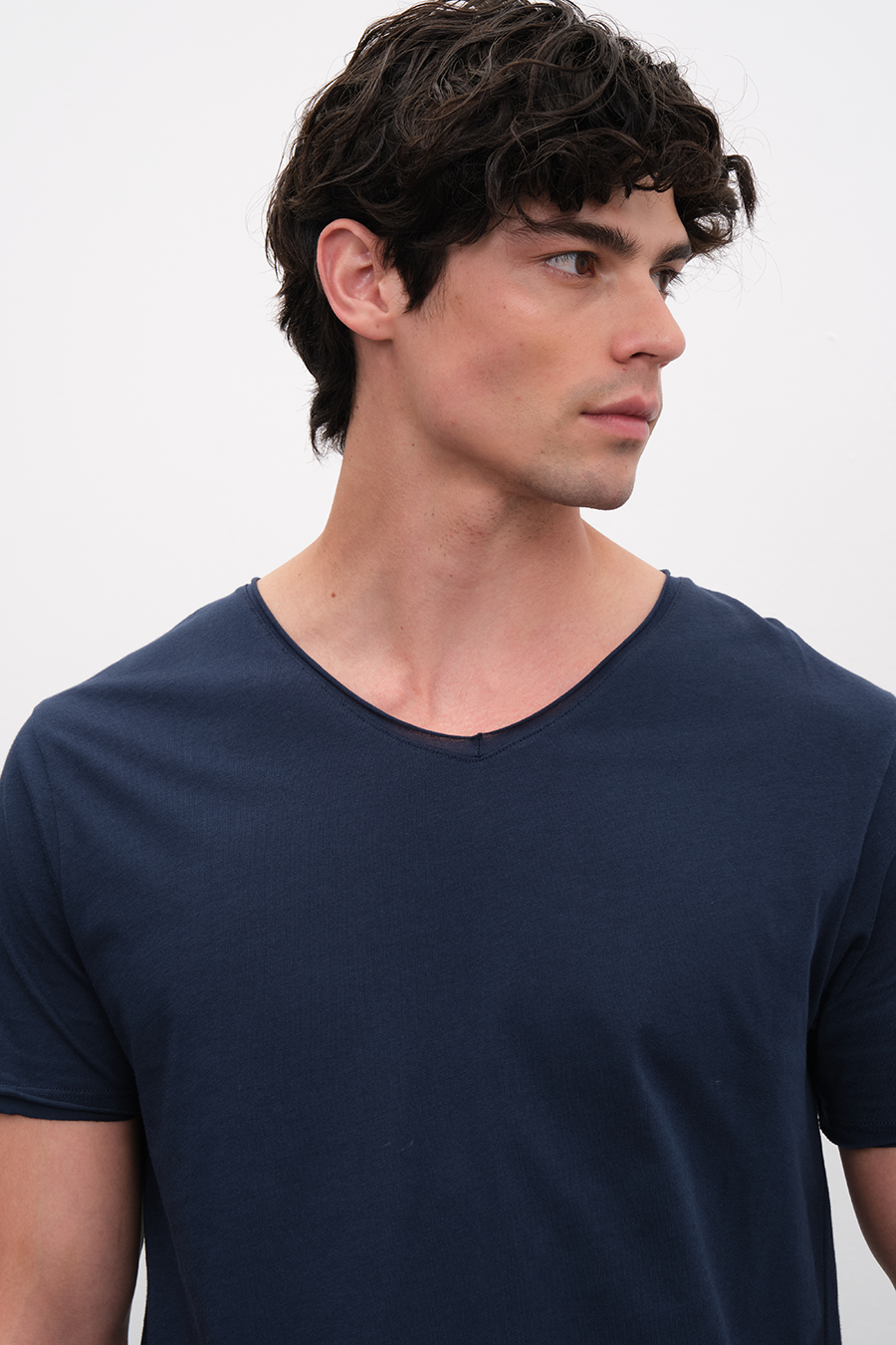 Sırt Detaylı ve Kesik V Yakalı Cotton T-shirt
