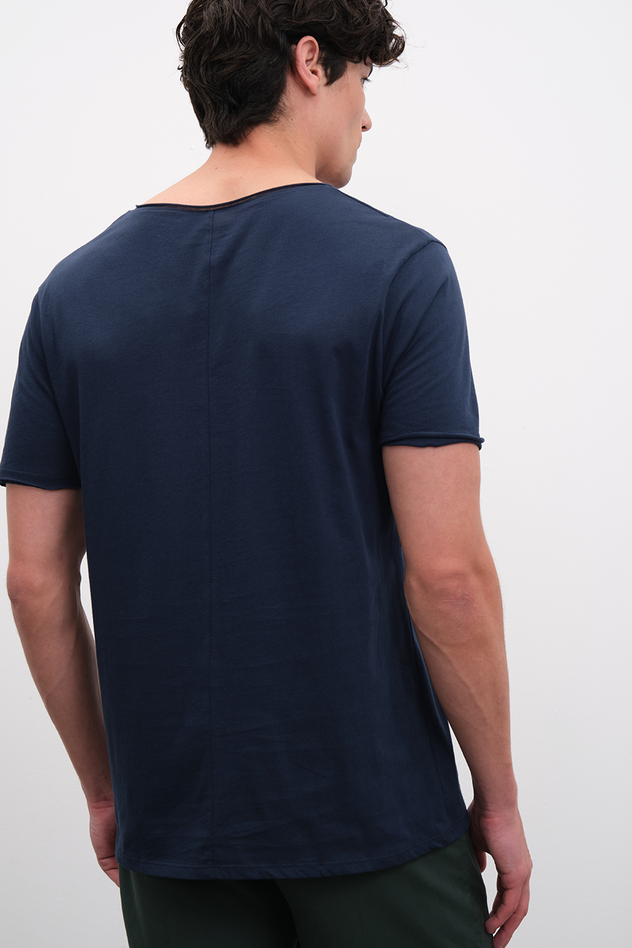 Sırt Detaylı ve Kesik V Yakalı Cotton T-shirt