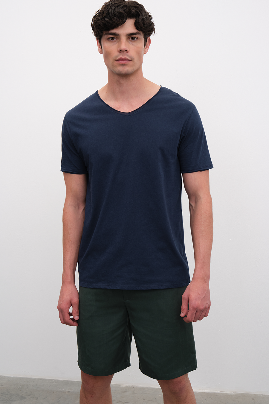 Sırt Detaylı ve Kesik V Yakalı Cotton T-shirt