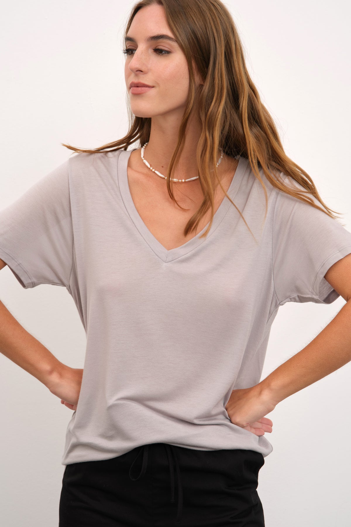 Featherweight Sırt Detaylı V Yakalı Lyocell T-shirt (TENCEL™)