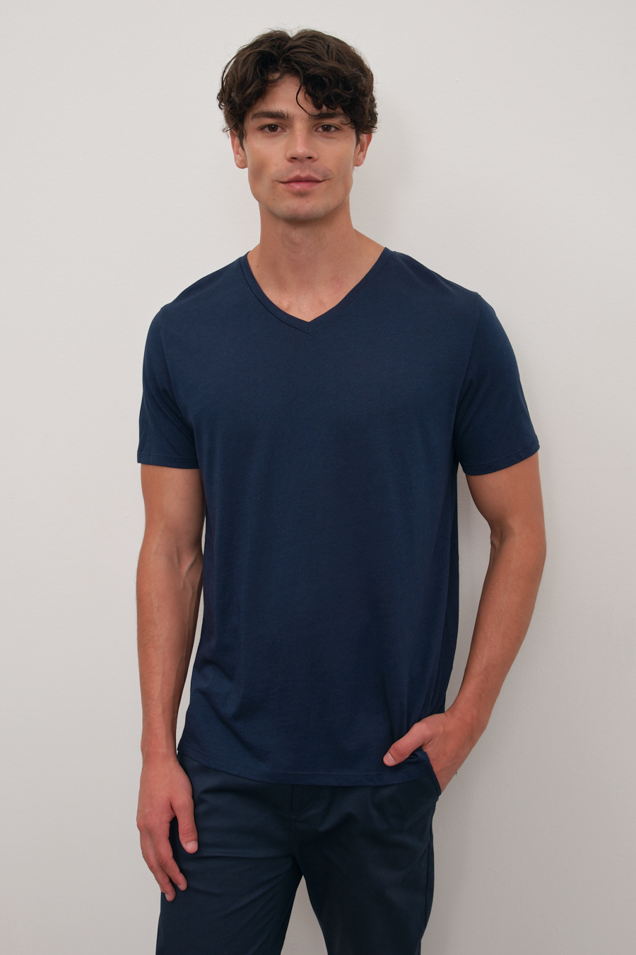 Sırt Dikiş Detaylı ve Yan Yırtmaçlı V Yakalı Cotton/Modal T-shirt