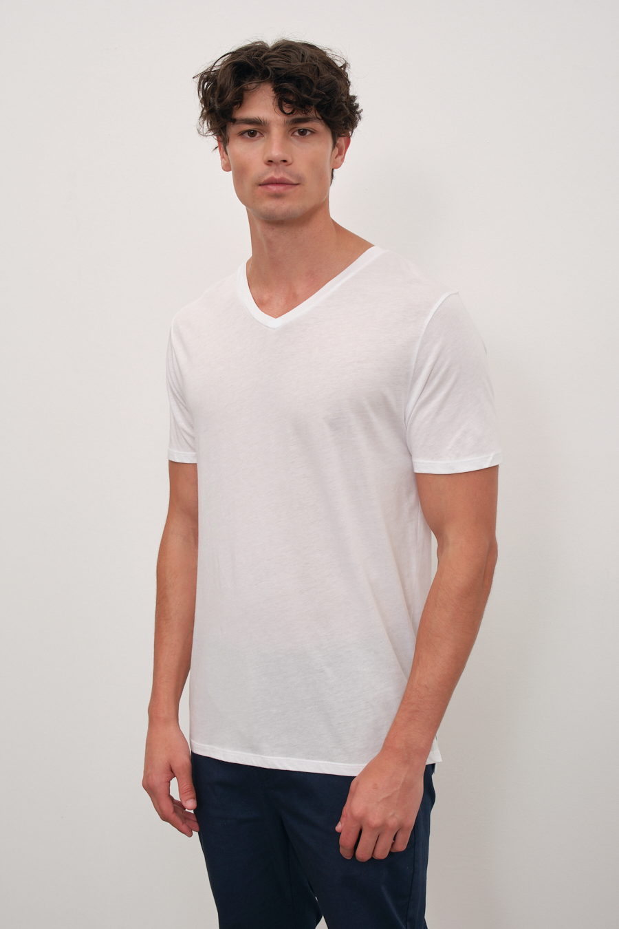 Sırt Dikiş Detaylı ve Yan Yırtmaçlı V Yakalı Cotton/Modal T-shirt