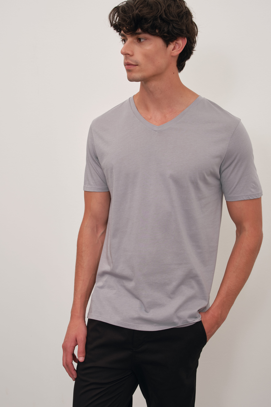 Sırt Dikiş Detaylı ve Yan Yırtmaçlı V Yakalı Cotton/Modal T-shirt