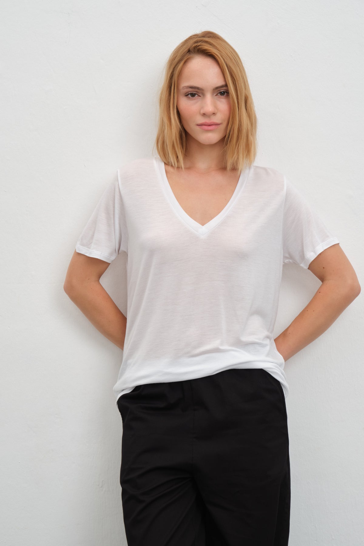Featherweight Sırt Detaylı V Yakalı Lyocell T-shirt (TENCEL™)