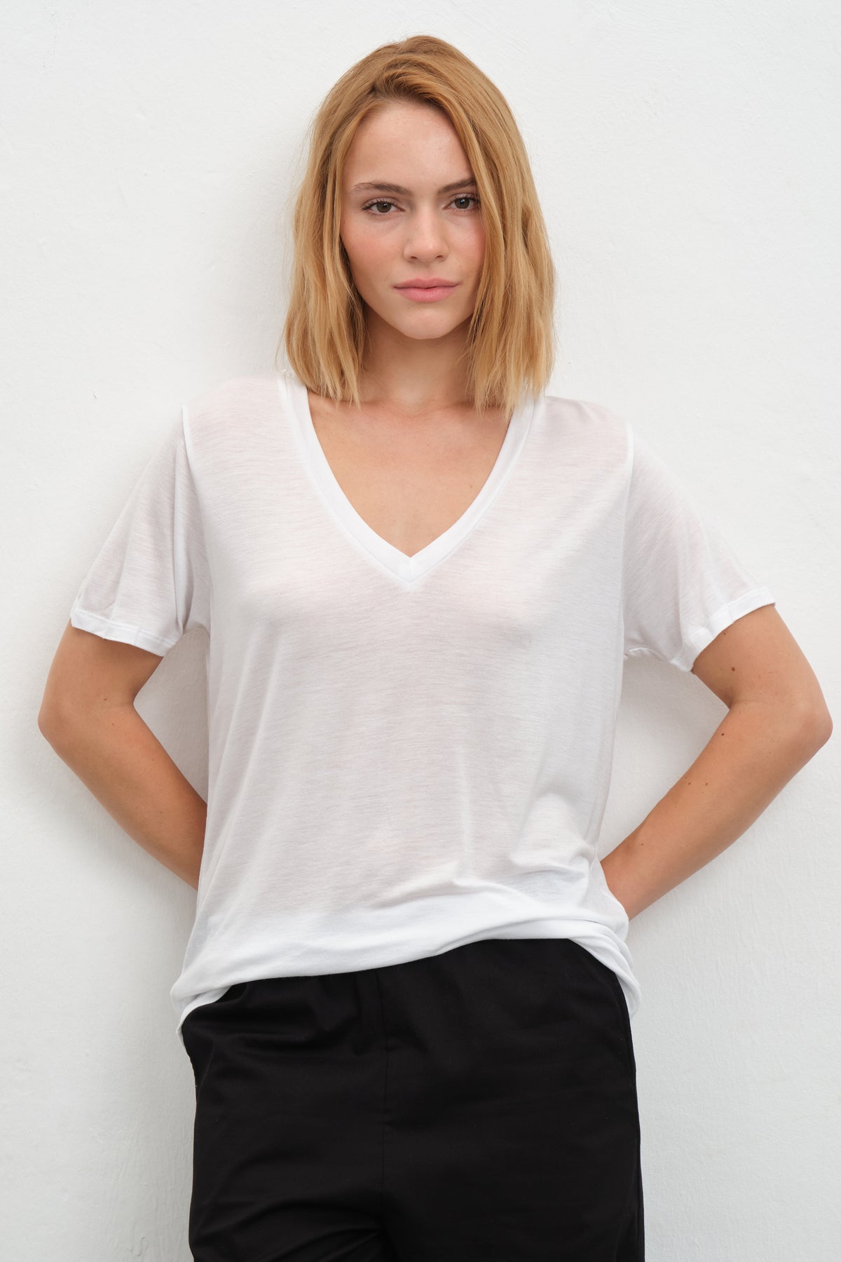 Featherweight Sırt Detaylı V Yakalı Lyocell T-shirt (TENCEL™)