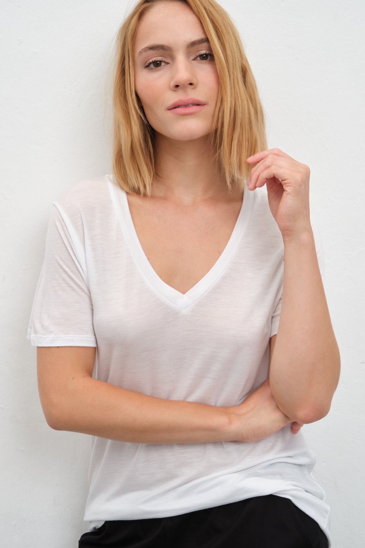 Featherweight Sırt Detaylı V Yakalı Lyocell T-shirt (TENCEL™)