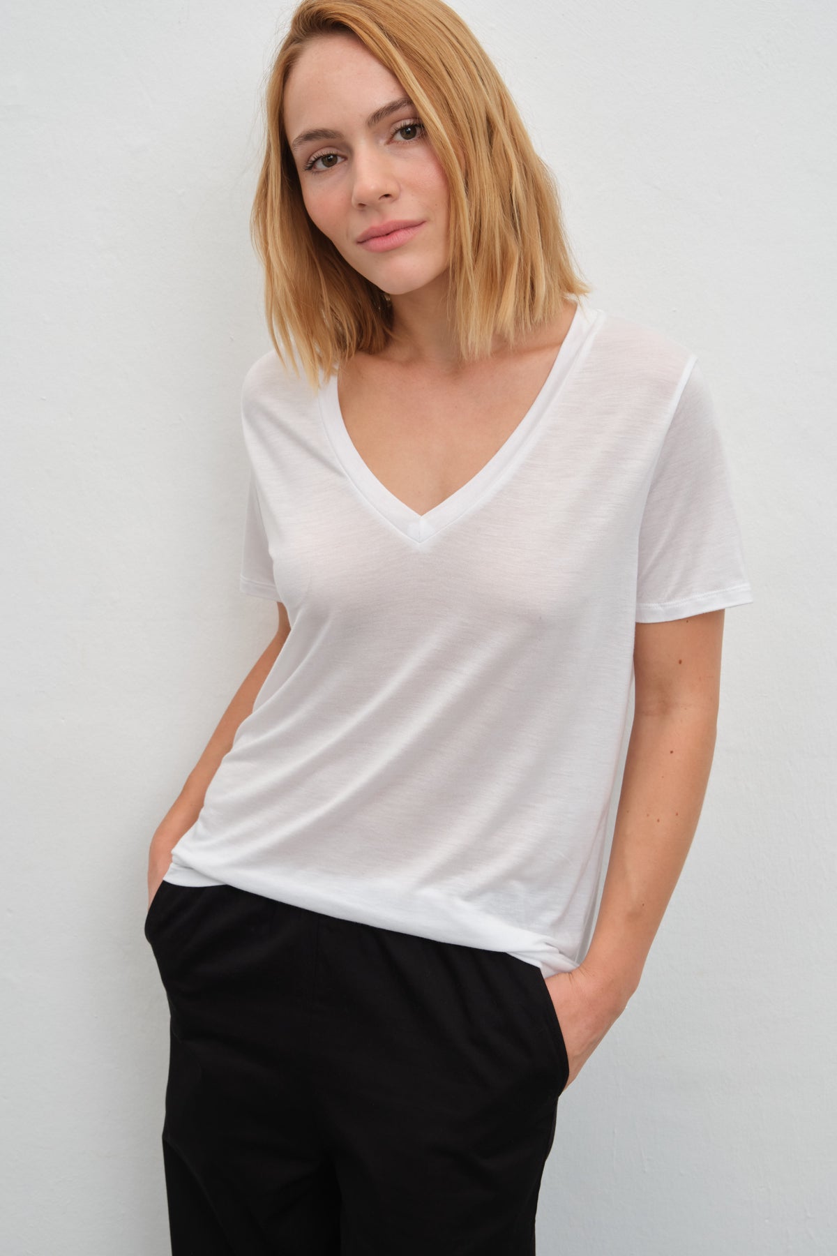 Featherweight Sırt Detaylı V Yakalı Lyocell T-shirt (TENCEL™)