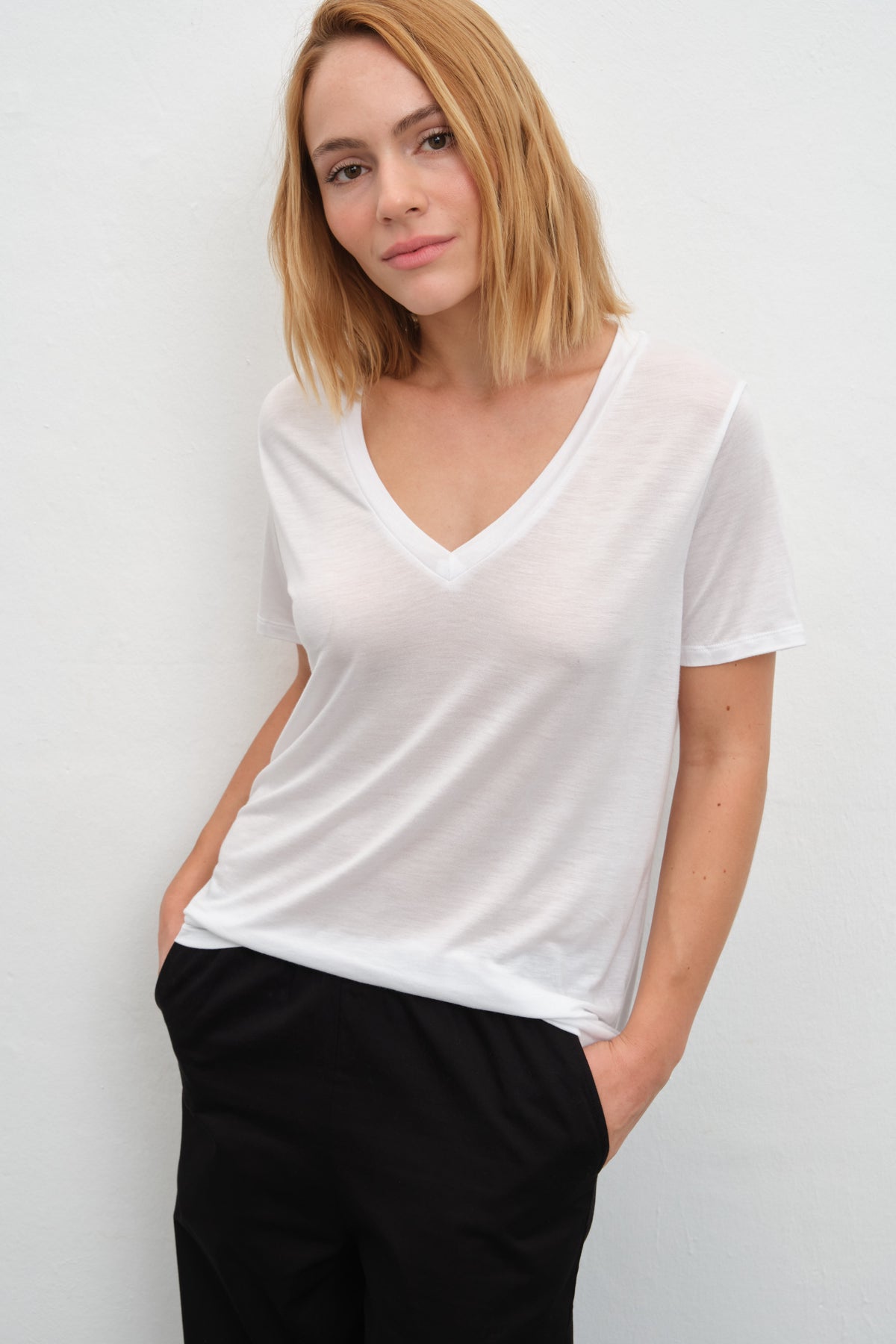 Featherweight Sırt Detaylı V Yakalı Lyocell T-shirt (TENCEL™)