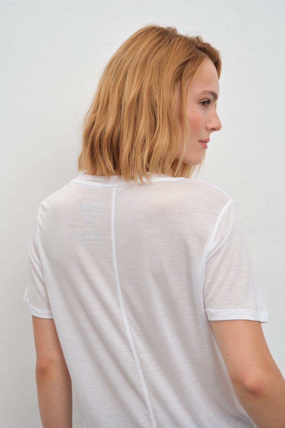 Featherweight Sırt Detaylı V Yakalı Lyocell T-shirt (TENCEL™)