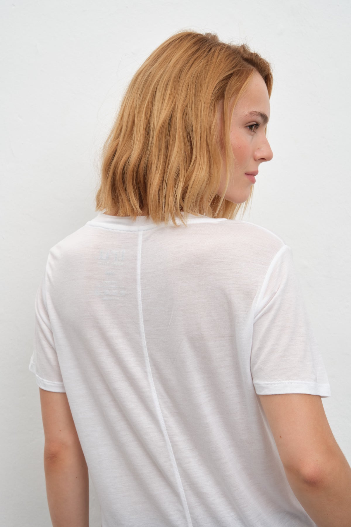 Featherweight Sırt Detaylı V Yakalı Lyocell T-shirt (TENCEL™)