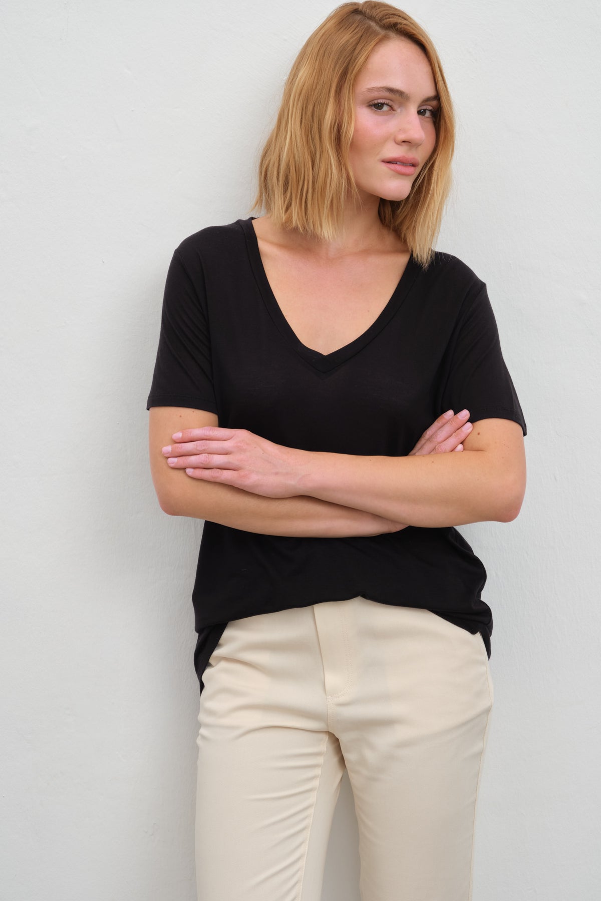 Featherweight Sırt Detaylı V Yakalı Lyocell T-shirt (TENCEL™)