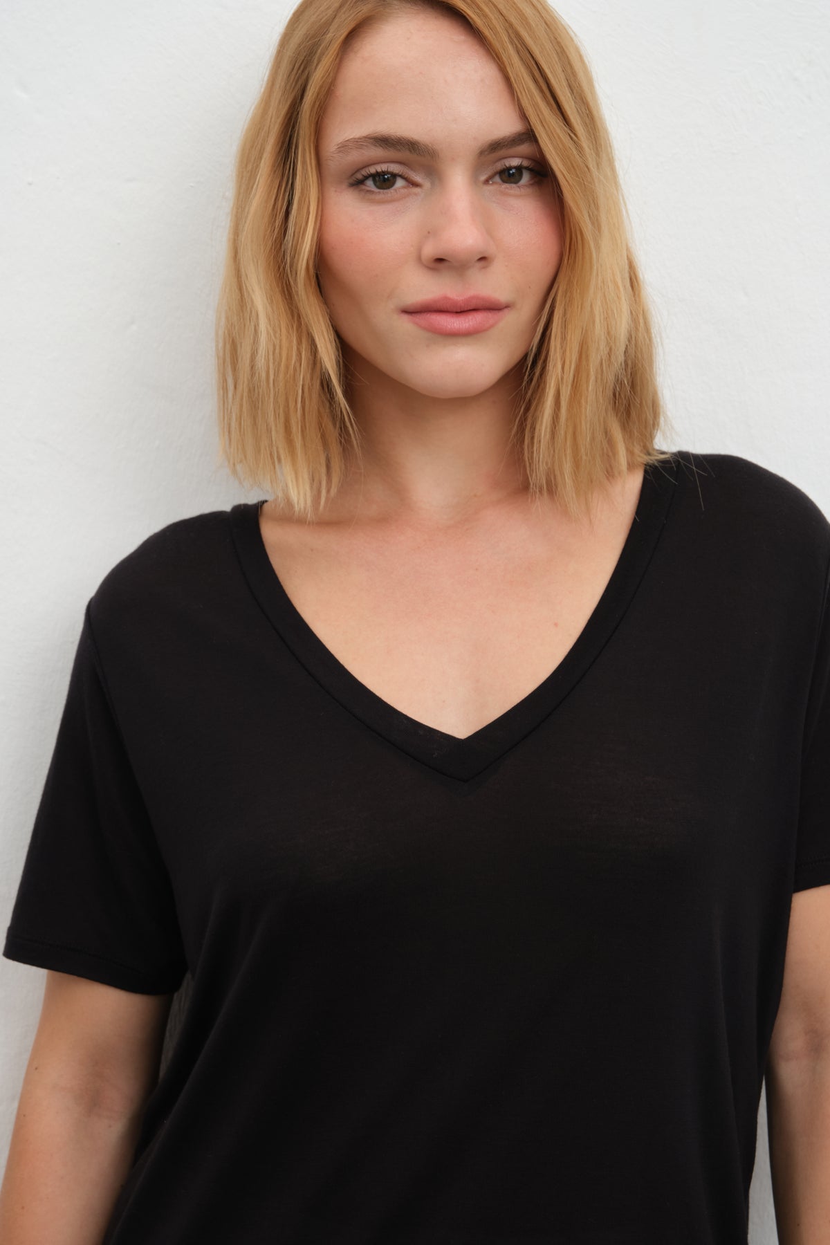Featherweight Sırt Detaylı V Yakalı Lyocell T-shirt (TENCEL™)