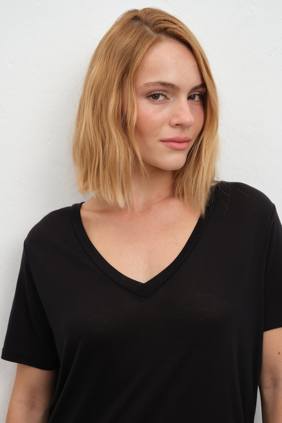 Featherweight Sırt Detaylı V Yakalı Lyocell T-shirt (TENCEL™)