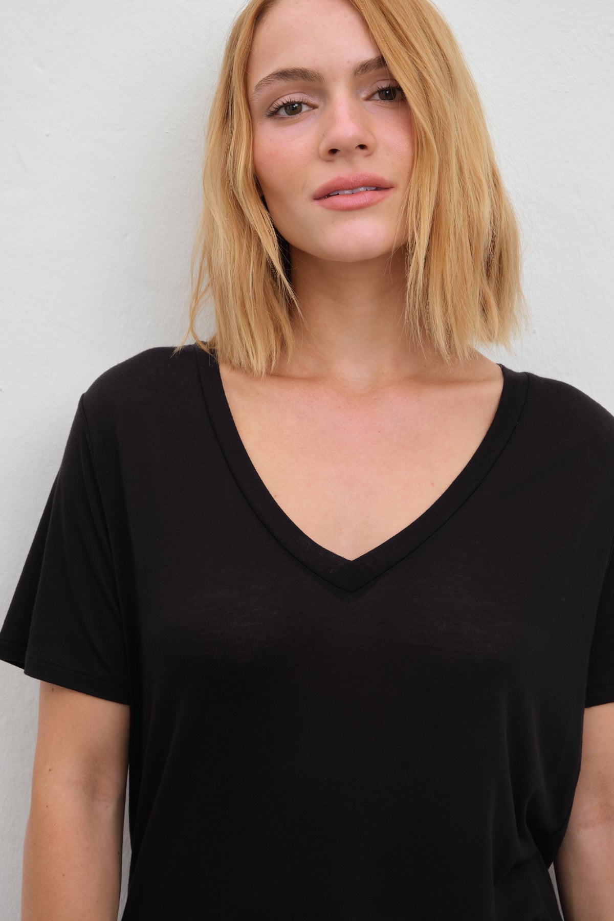 Featherweight Sırt Detaylı V Yakalı Lyocell T-shirt (TENCEL™)