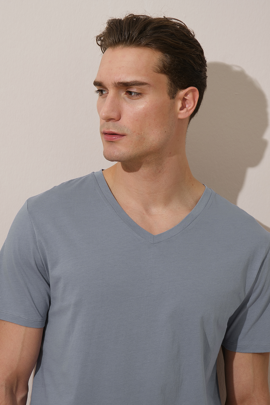 Sırt Dikiş Detaylı ve Yan Yırtmaçlı V Yakalı Cotton/Modal T-shirt