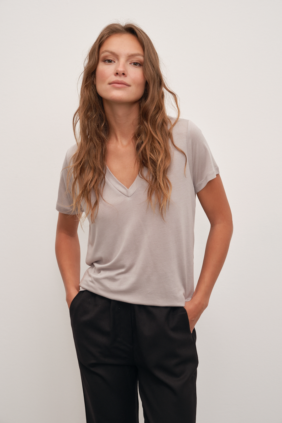 Featherweight Sırt Detaylı V Yakalı Lyocell T-shirt (TENCEL™)