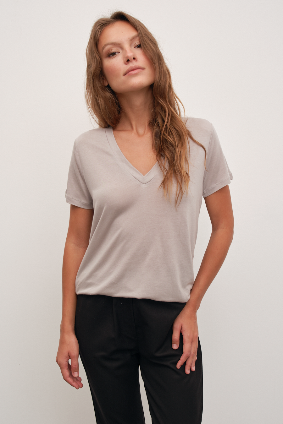 Featherweight Sırt Detaylı V Yakalı Lyocell T-shirt (TENCEL™)