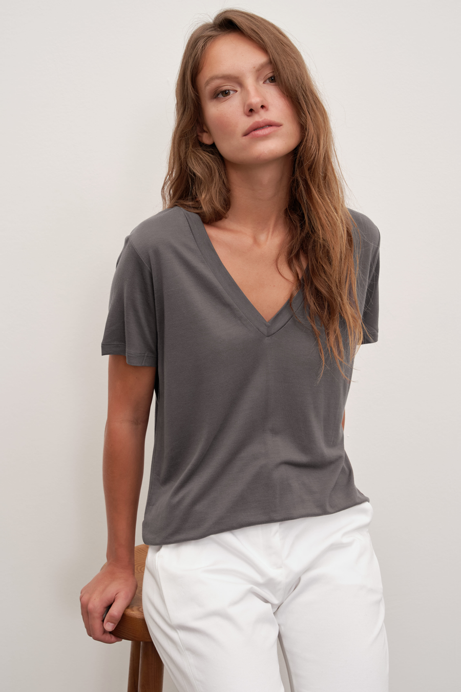 Featherweight Sırt Detaylı V Yakalı Lyocell T-shirt (TENCEL™)