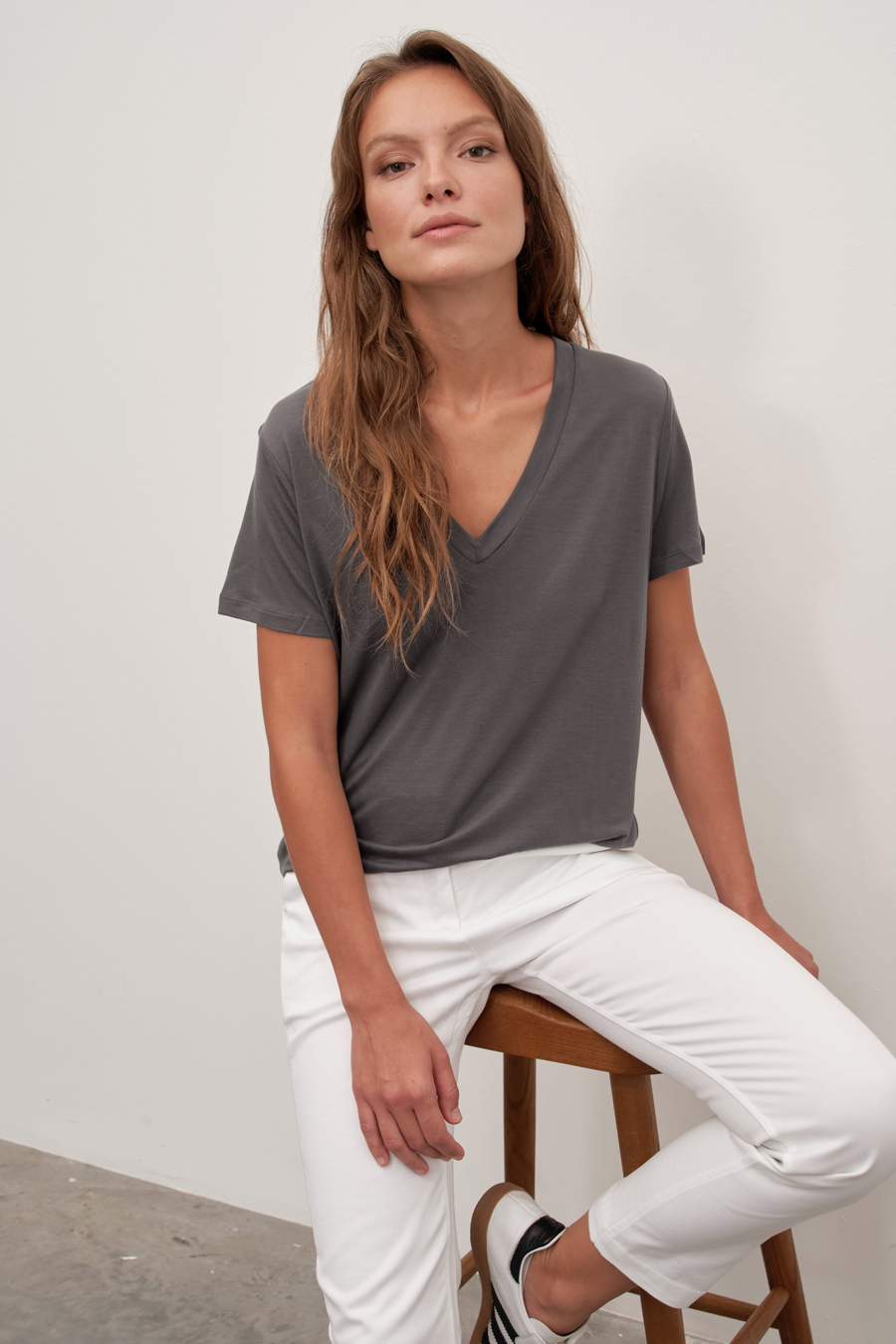 Featherweight Sırt Detaylı V Yakalı Lyocell T-shirt (TENCEL™)