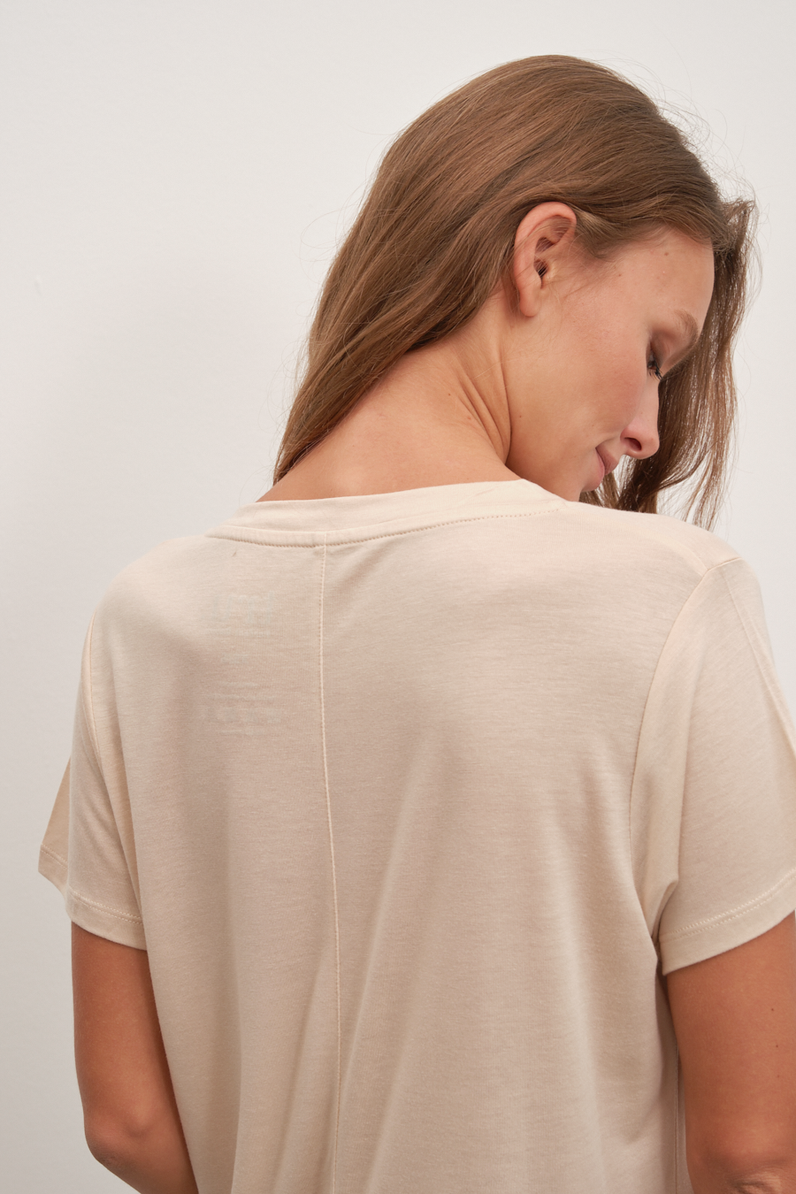 Featherweight Sırt Detaylı V Yakalı Lyocell T-shirt (TENCEL™)