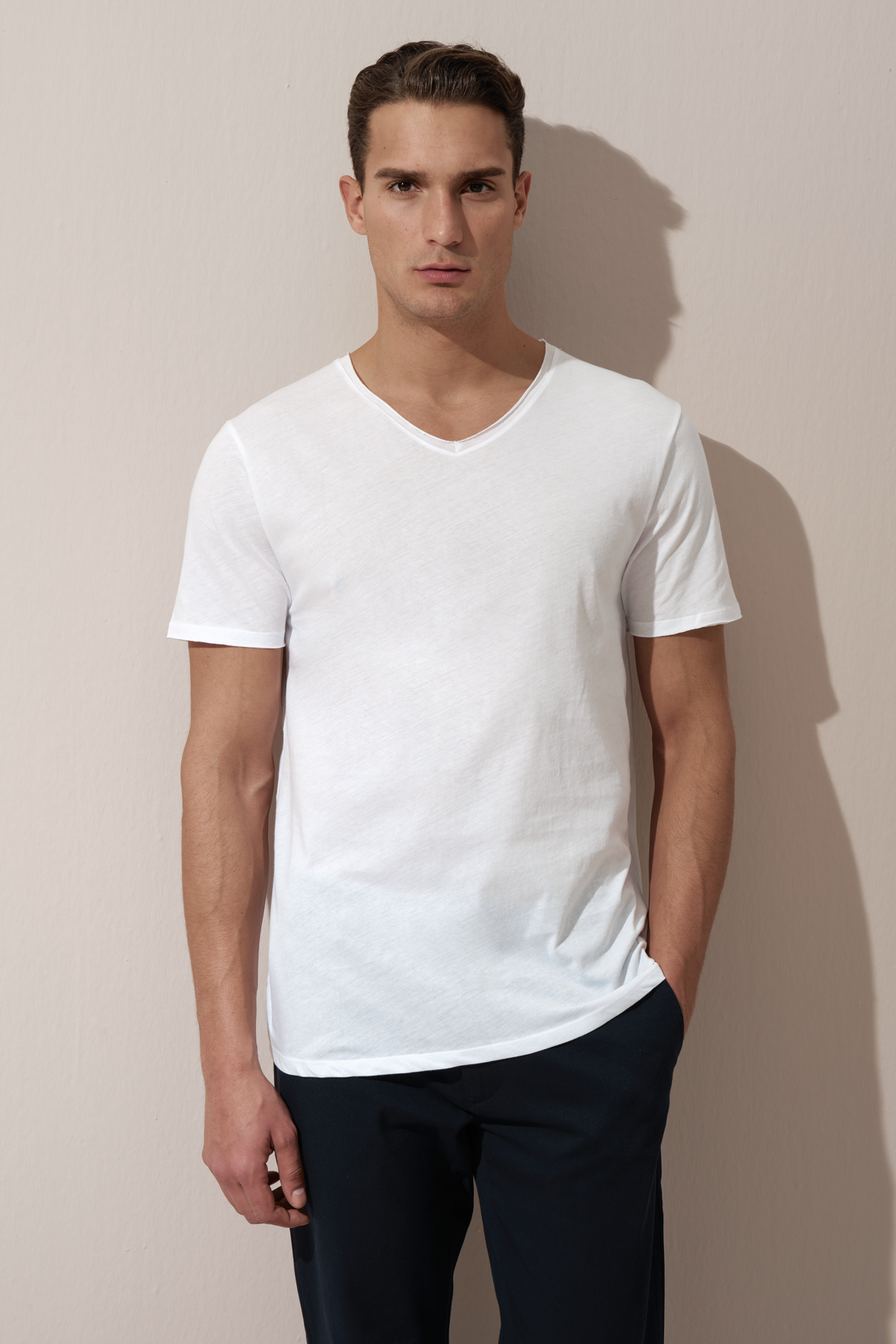 Sırt Detaylı ve Kesik V Yakalı Cotton T-shirt